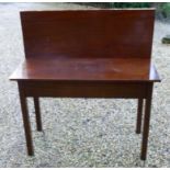 GEORGE III STYLE MAHOGANY SIDE TABLE WITH RECTANGULAR BACK (w: 104 cm)