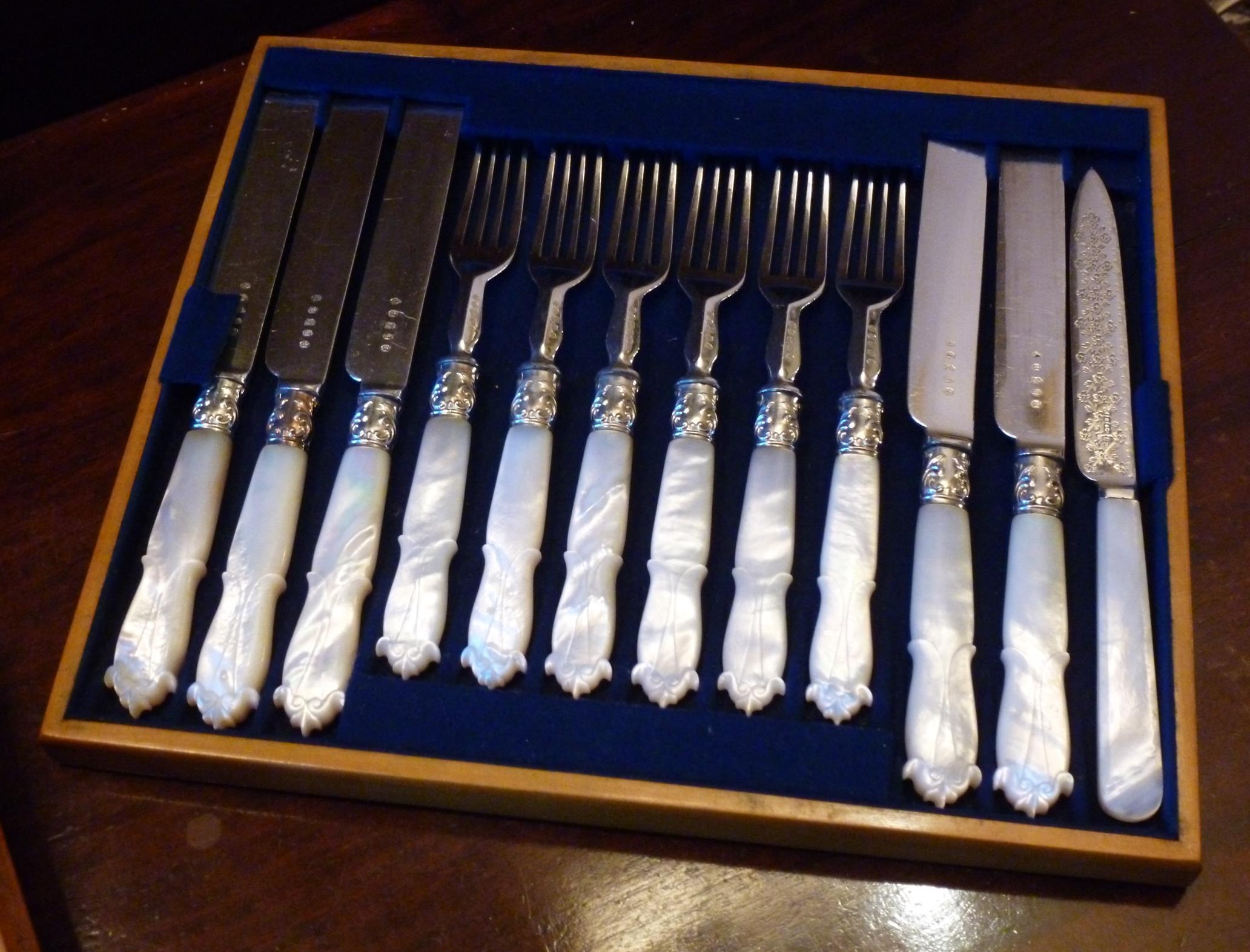 A PART SET OF 11 LATE VICTORIAN SILVER PLATED FRUIT KNIVES AND 12 FORKS EACH WITH A CARVED MOTHER OF - Image 3 of 3