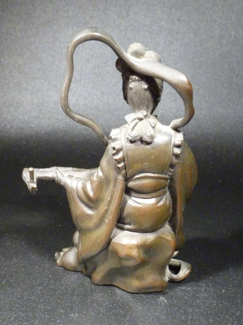 LATE c19th JAPANESE BRONZE FIGURE OF A FINELY DRESSED WOMAN PLAYING A LUTE (h: 11.5 cm) 493.6 g - Bild 2 aus 4