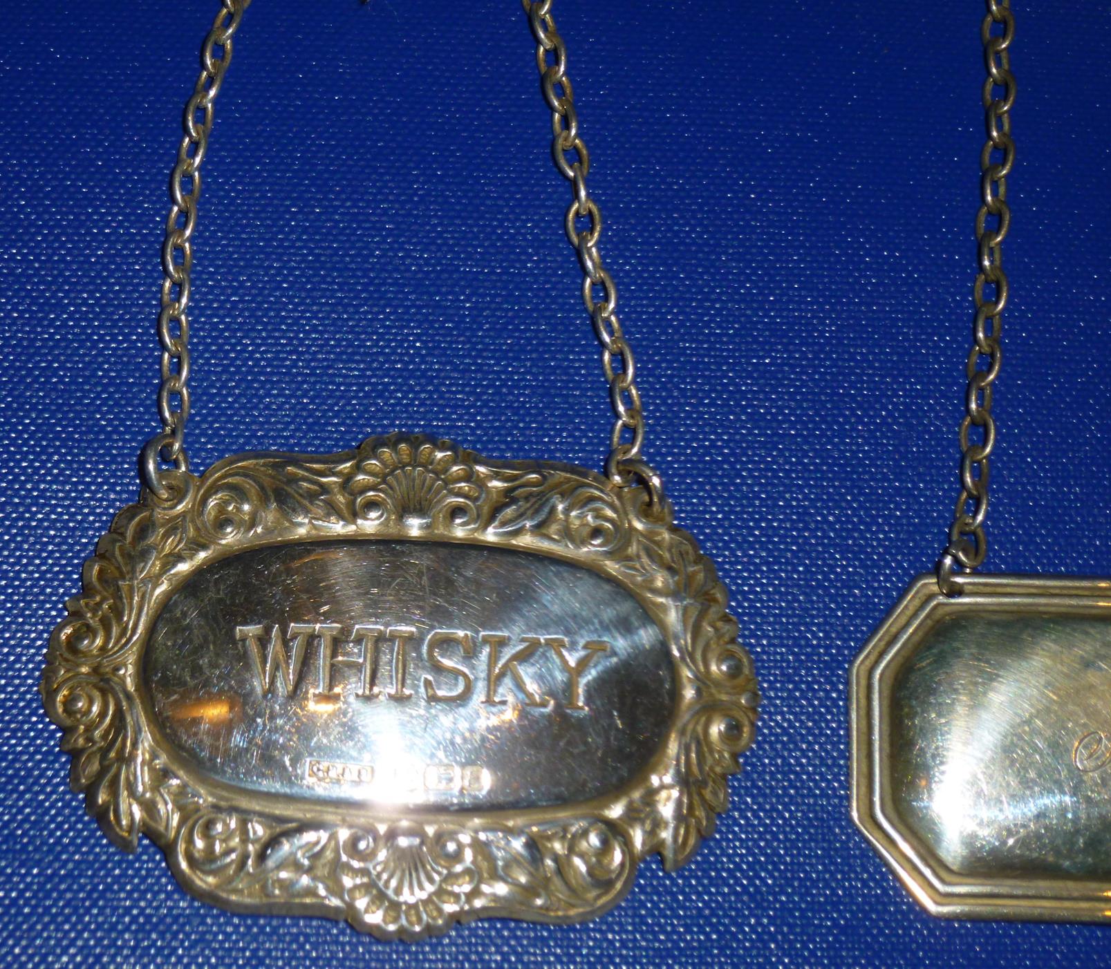 THREE SILVER DECANTER LABELS - WHISKY, BRANDY AND A PERSONALISED ONE -'IAN' (33 g) - Image 4 of 5