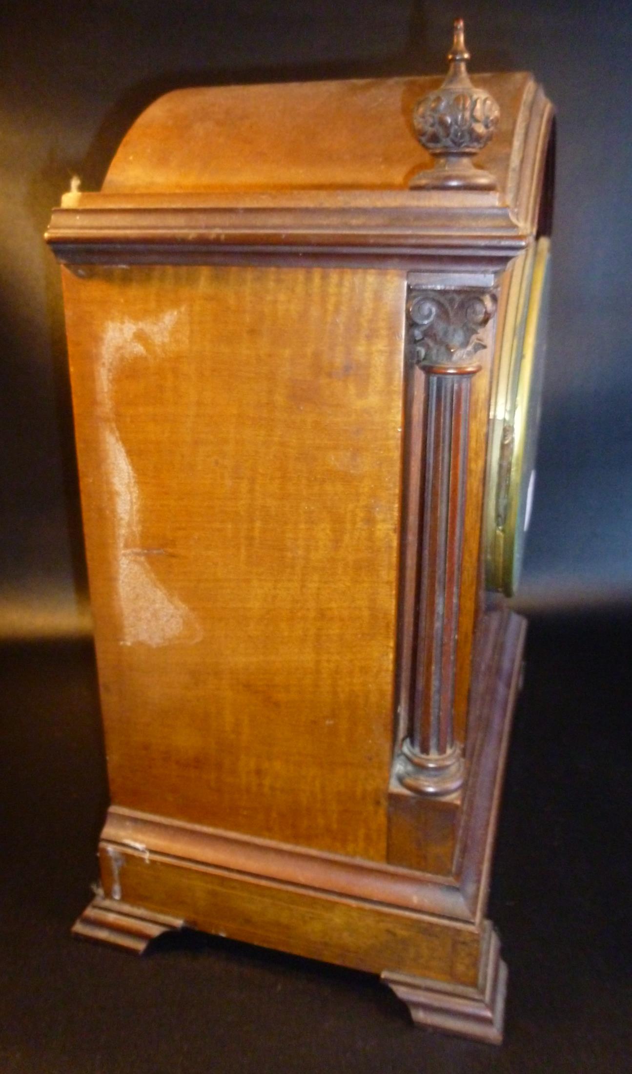 EDWARDIAN MANTLE CLOCK WITH A WHITE ENAMELLED CIRCULAR DIAL ENCLOSING A FRENCH EIGHT-DAY MOVEMENT - Bild 7 aus 7