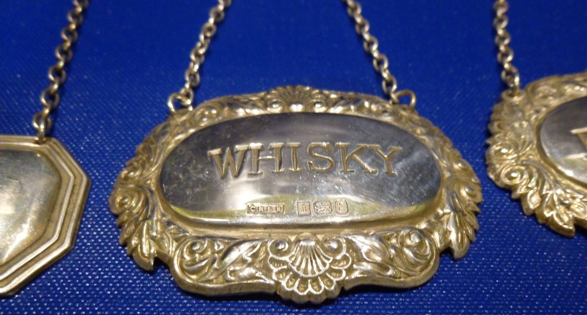THREE SILVER DECANTER LABELS - WHISKY, BRANDY AND A PERSONALISED ONE -'IAN' (33 g) - Image 5 of 5