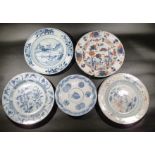 TWO CHINESE PORCELAIN FLORAL DECORATED PLATES (dia: 23 cm) AND SEVEN OTHER PLATES