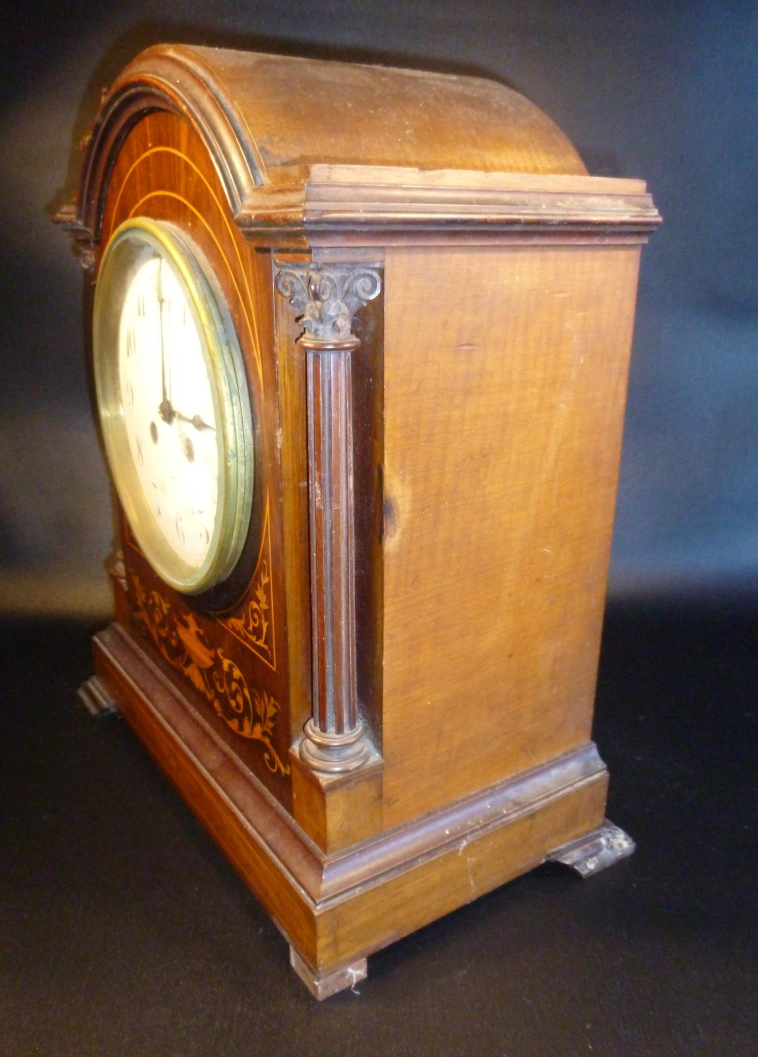 EDWARDIAN MANTLE CLOCK WITH A WHITE ENAMELLED CIRCULAR DIAL ENCLOSING A FRENCH EIGHT-DAY MOVEMENT - Bild 3 aus 7