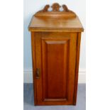 AN EDWARDIAN WALNUT BEDSIDE CABINET WITH A PANELLED DOOR (MISSING BASE) W: 38 cm