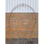 IRON ROSE ARCH WITH SPACING BARS WITH TWO SPIKED ANCHOR PRONGS (APPROX. 200 cm x 150 cm x 25 cm)