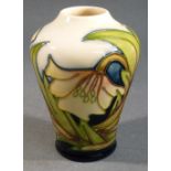 MOORCROFT LILY PATTERN VASE DESIGN BY SIAN LEEPEN, DATED 2005 (H: 11 cm)