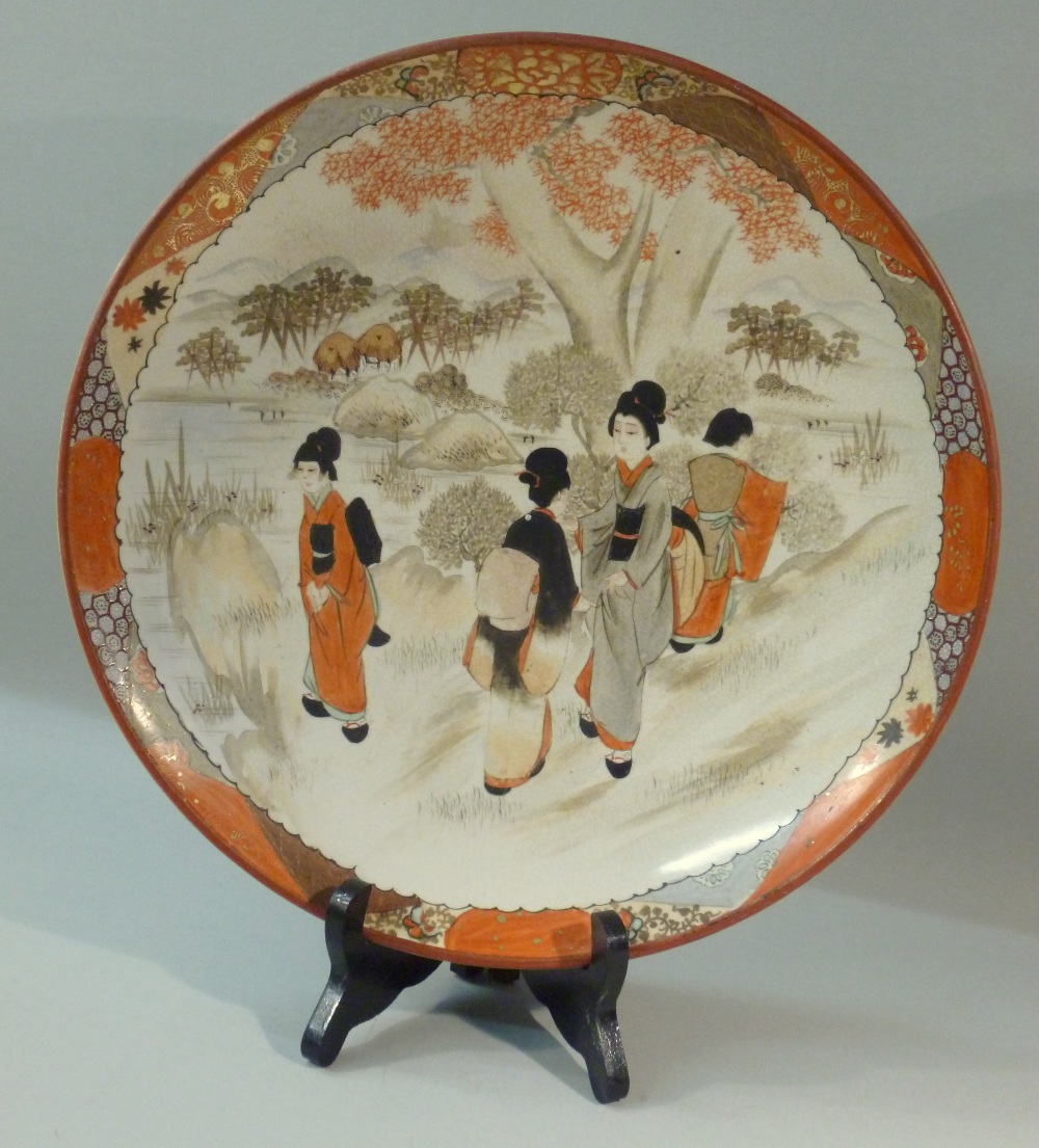 JAPANESE SAUCERDISH PAINTED WITH FIGURES IN A LANDSCAPE, SIGNED MEIJI PERIOD (DIA: 30 cm) - Image 2 of 4