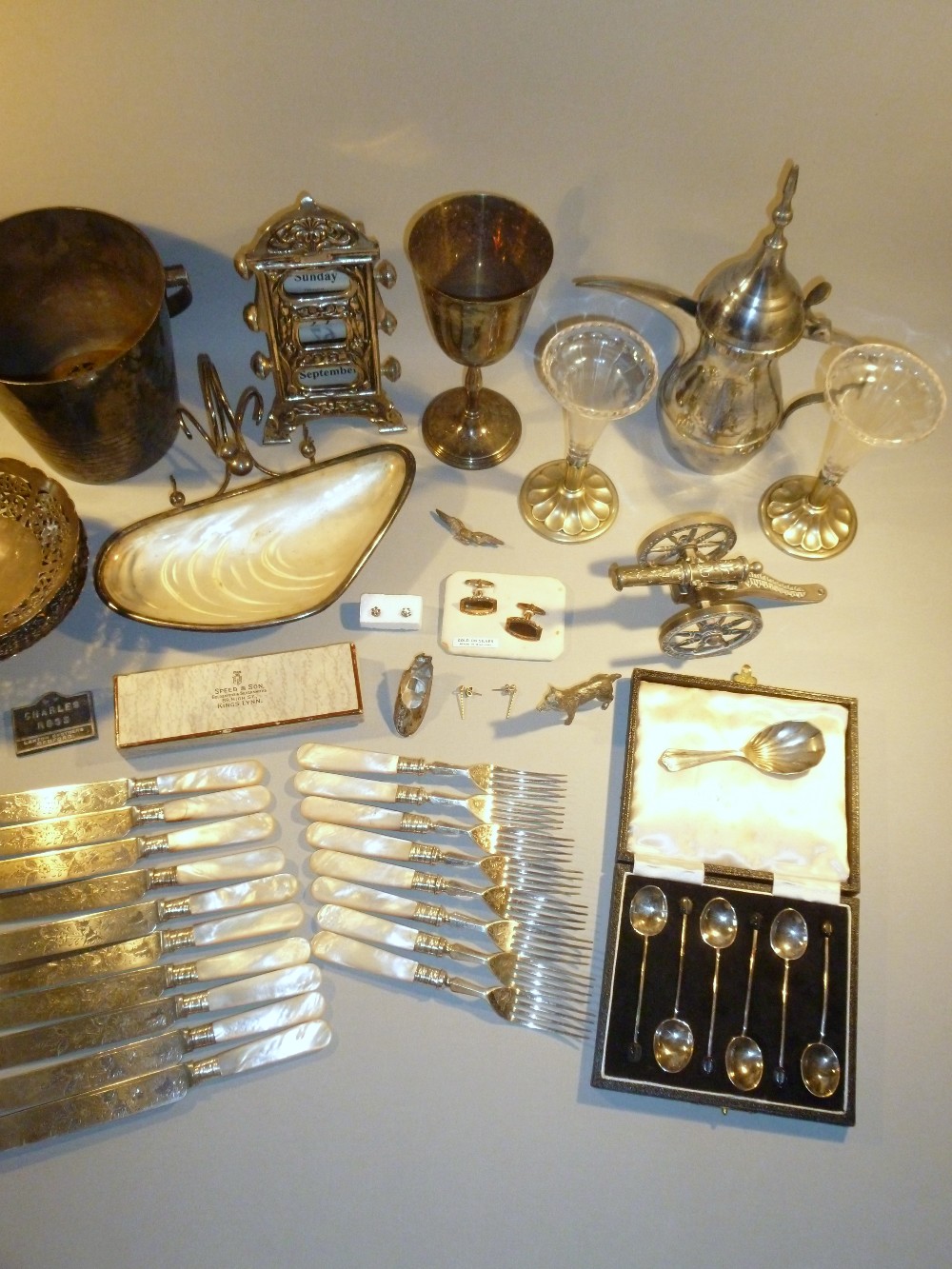 SILVER PLATED OYSTER DISH AND OTHER PLATED ITEMS. ALSO A DESK CALENDAR, DESK ORNAMENT OF A CANON - Image 3 of 8