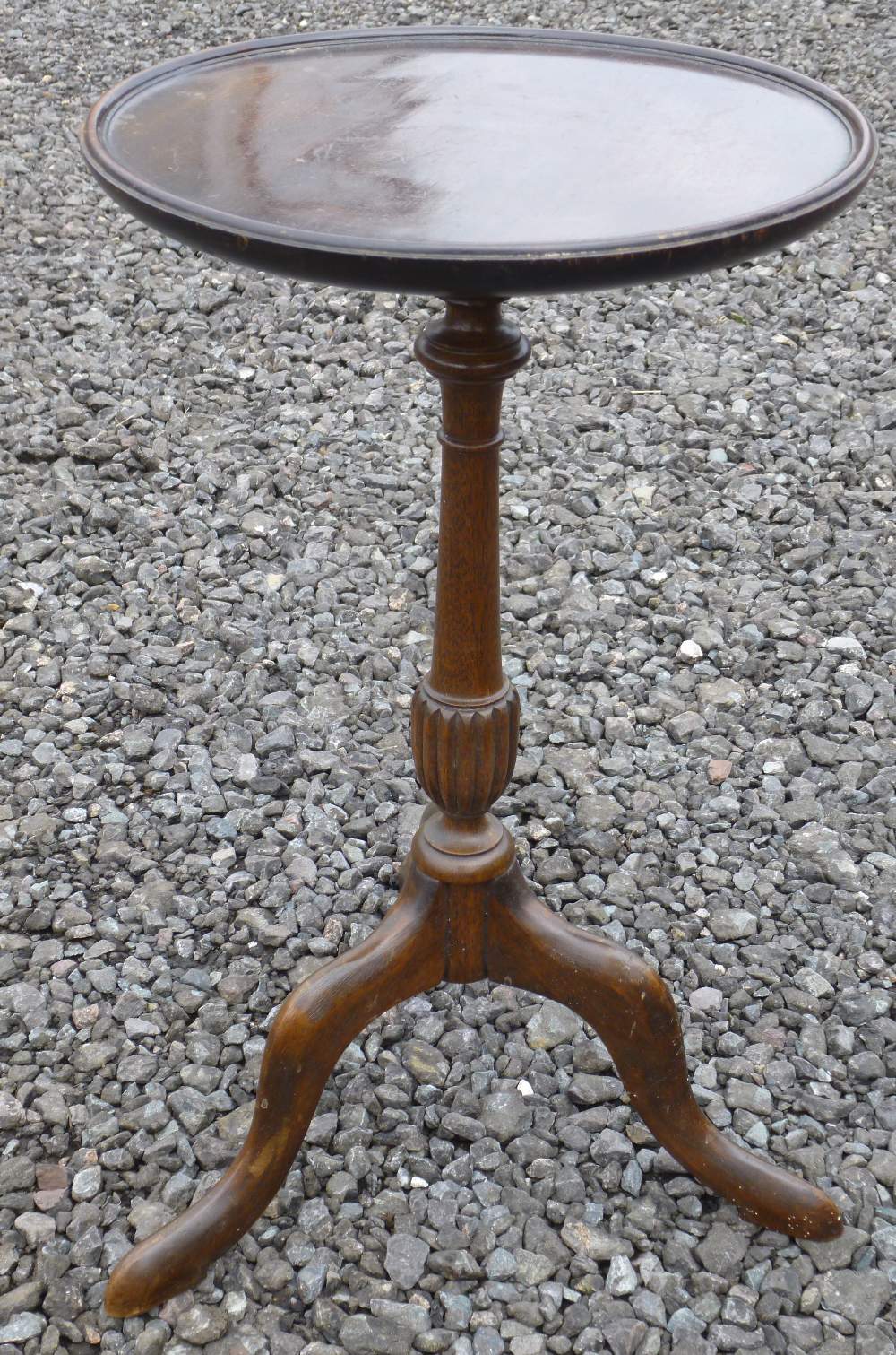 BEECH CIRCULAR COFFEE TABLE WITH INCISED ARCH AND FOLIATE DESIGN TO TOP, ON FOUR ORNATE TURNED - Image 5 of 6