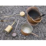 MIXED LOT OF BRASS AND COPPER INCLUDING A HELMET SHAPED COPPER COAL SCUTTLE, COOKING PAN, LADLE,