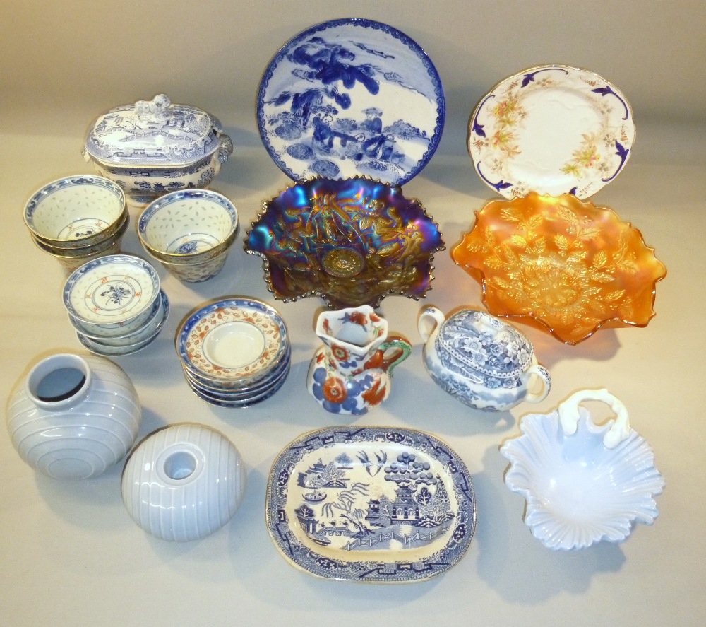 MIXED LOT OF CERAMICS AND GLASS INCLUDING BLUE AND WHITE, JAPANESE PORCELAIN, HORNSEA POTTERY AND