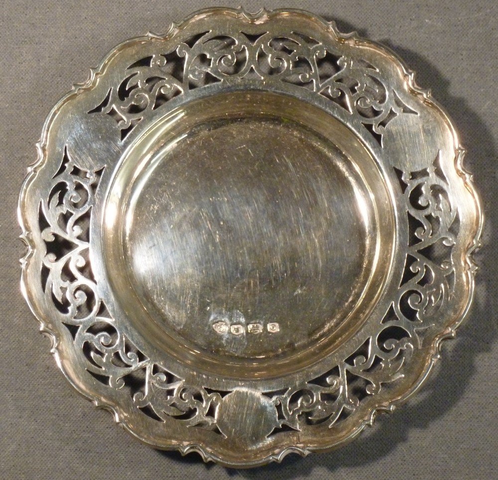 SILVER DISH WITH SCROLL AND PIERCED RIM OF FOLIATE DESIGN, SHEFFIELD 1931, 104g (DIA:     14 cm), - Image 3 of 22