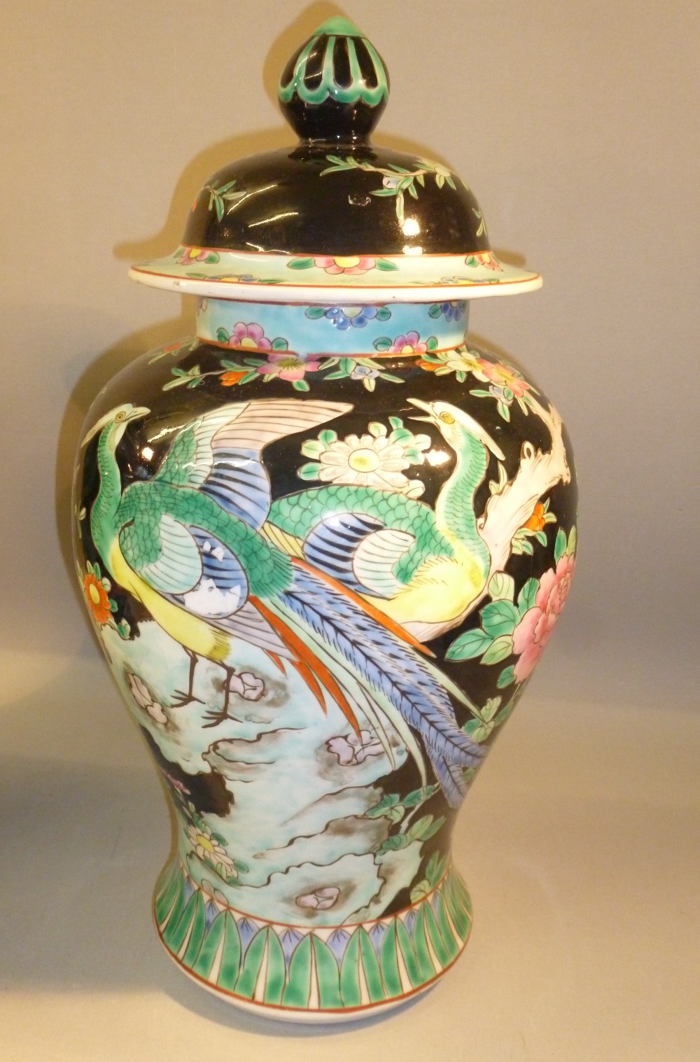 EARLY C20th PAIR OF JAPANESE IMARI COVERED VASES (H: 36.5 cm, DIA: APPROX. 19 cm) - Image 5 of 5
