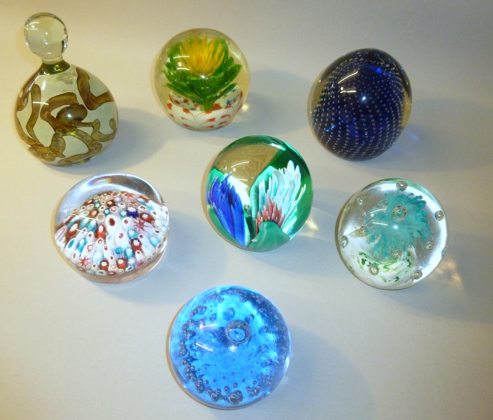SEVEN GLASS  PAPERWEIGHTS INCLUDING MDINA, A MILLEFIORE WEIGHT AND TWO WEIGHTS WITH FLORAL