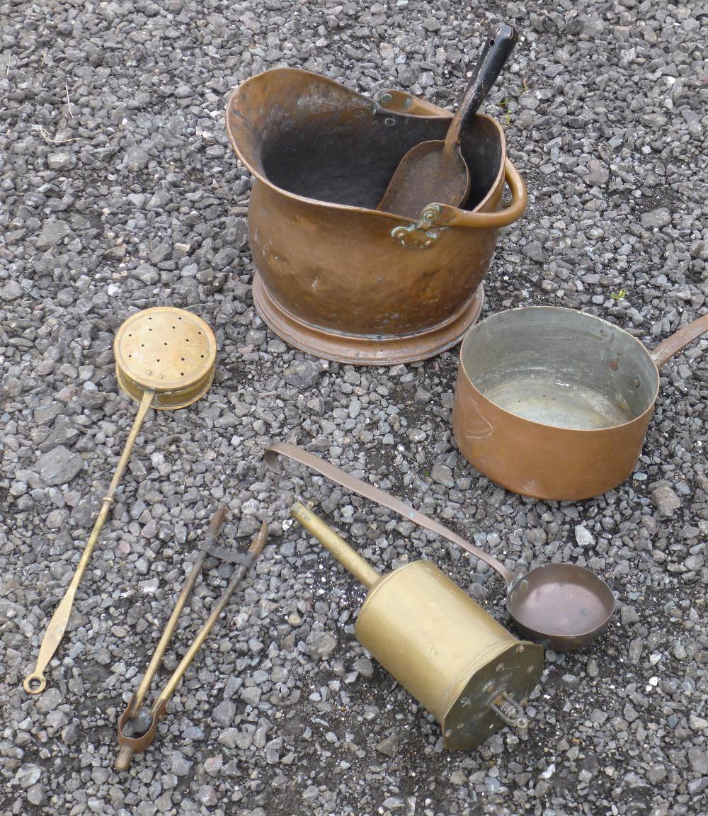 MIXED LOT OF BRASS AND COPPER INCLUDING A HELMET SHAPED COPPER COAL SCUTTLE, COOKING PAN, LADLE, - Image 2 of 2