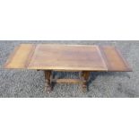 EDWARDIAN OAK EXTENDING DINING TABLE ON FOUR TURNED REEDED AND BALUSTER SHAPED LEGS ON 'H'-SHAPED