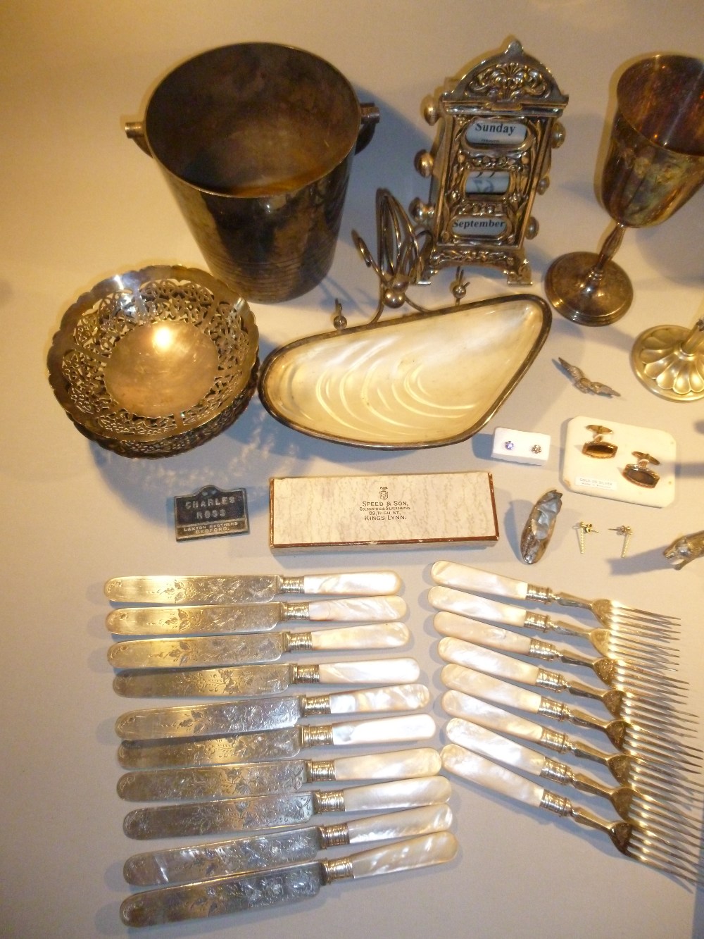 SILVER PLATED OYSTER DISH AND OTHER PLATED ITEMS. ALSO A DESK CALENDAR, DESK ORNAMENT OF A CANON - Image 2 of 8