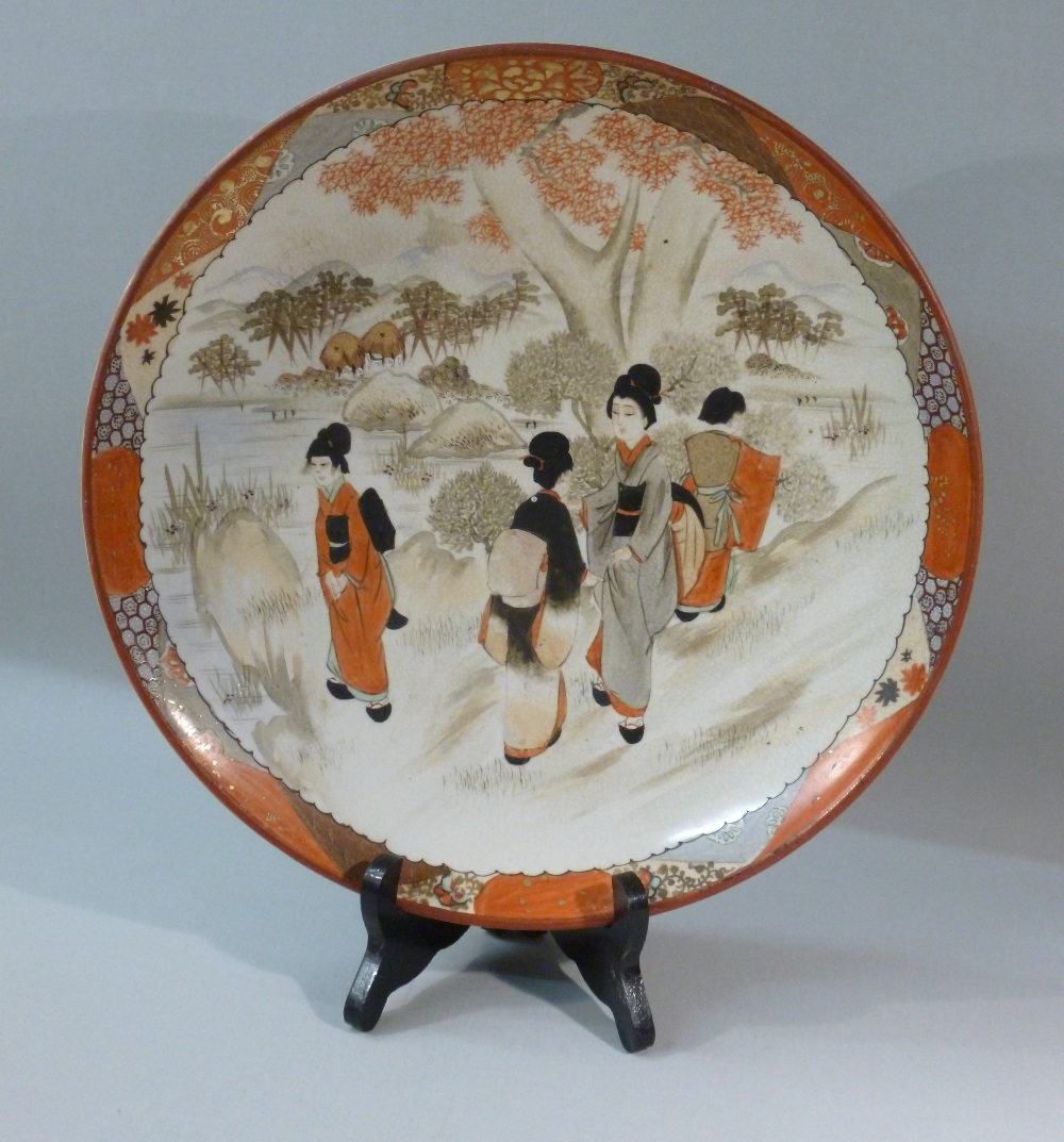 JAPANESE SAUCERDISH PAINTED WITH FIGURES IN A LANDSCAPE, SIGNED MEIJI PERIOD (DIA: 30 cm) - Image 3 of 4