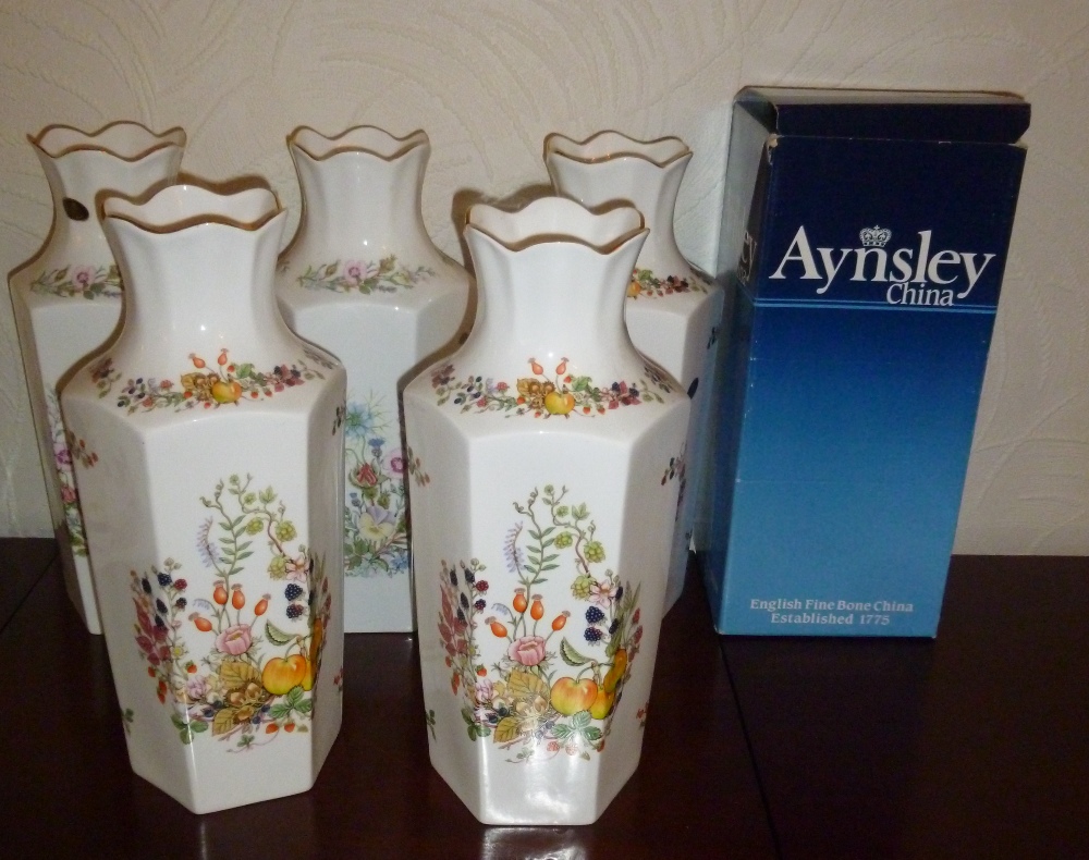 THREE AYNSLEY BONE CHINA SOMERSET HEXAGONAL VASES (H: 31 cm) AND A PAIR OF SIMILAR WILD TUDOR