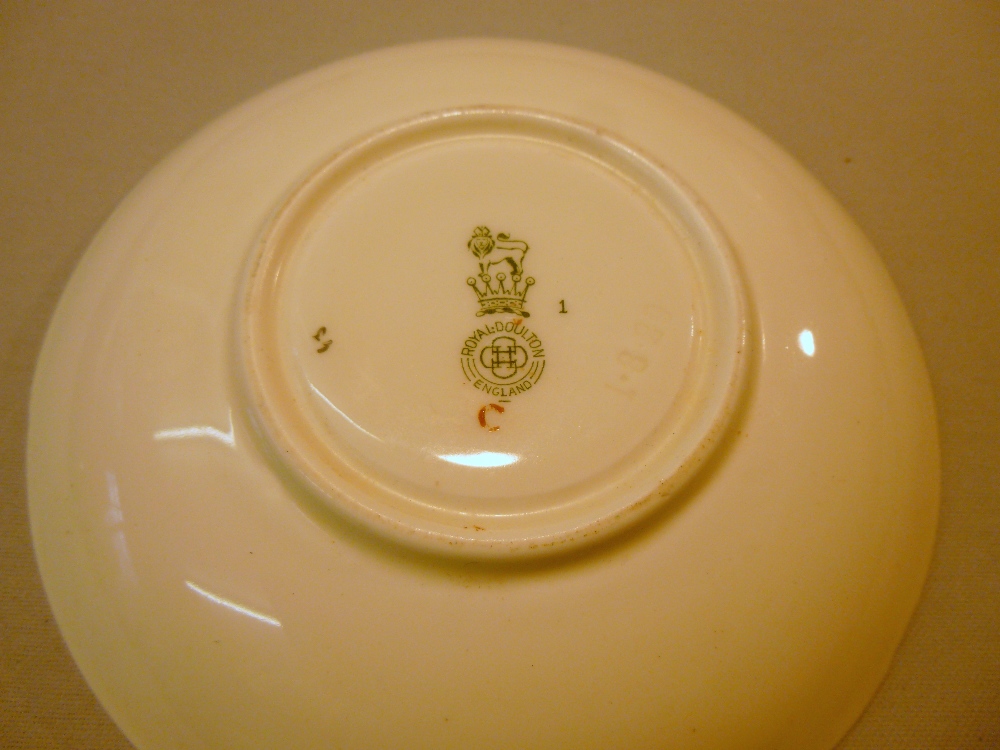 ROYAL DOULTON D5477 GRANTHAM 12 x LARGE DINNER PLATES, 12 x SMALLER PLATES, 11 x SIDE PLATES, 11 x - Image 8 of 13