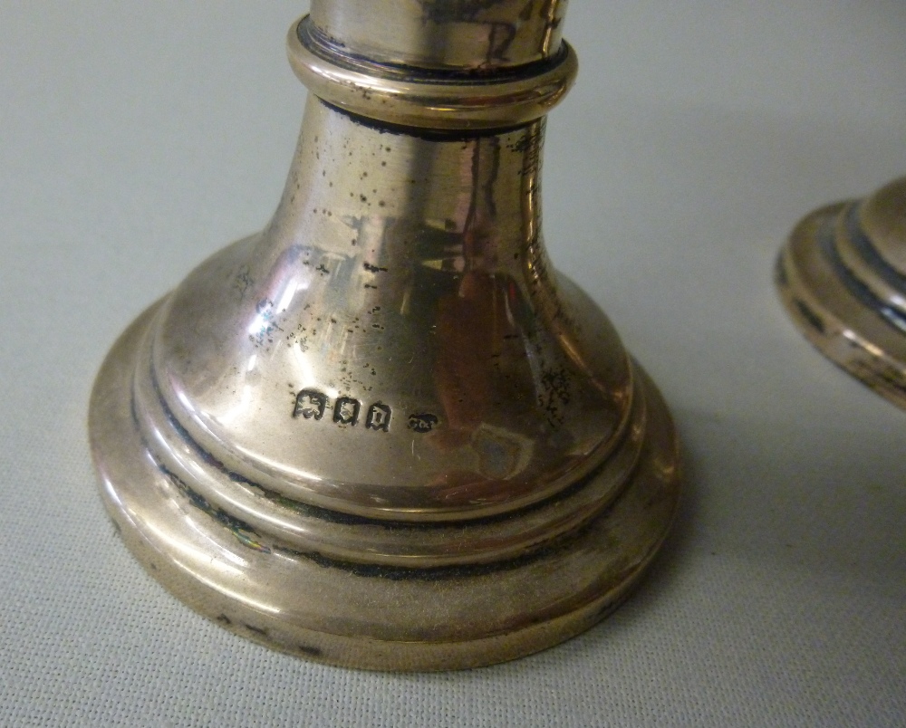 PAIR OF SILVER CANDLESTICKS WITH FILLED BASES, LONDON 1919 (UNCLEAR MAKER'S MARK) (H: 11 cm), SILVER - Image 3 of 4