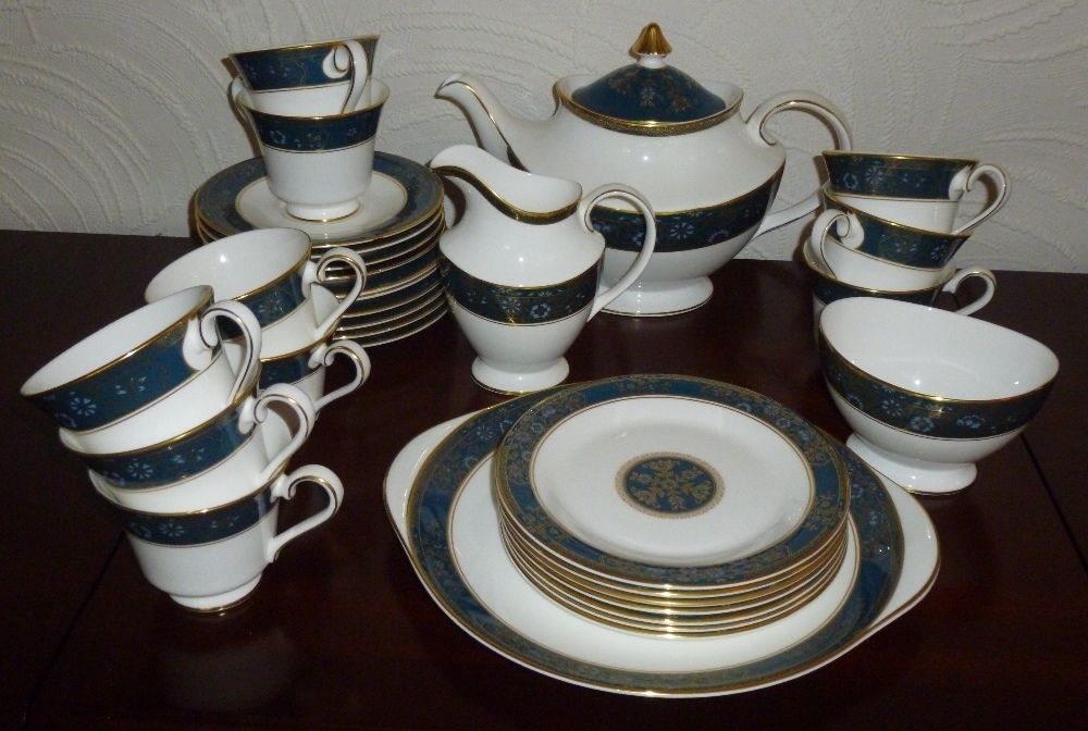 ROYAL DOULTON BONE CHINA CARLYLE PART DINNER AND COFFEE SET OF 52 PIECES