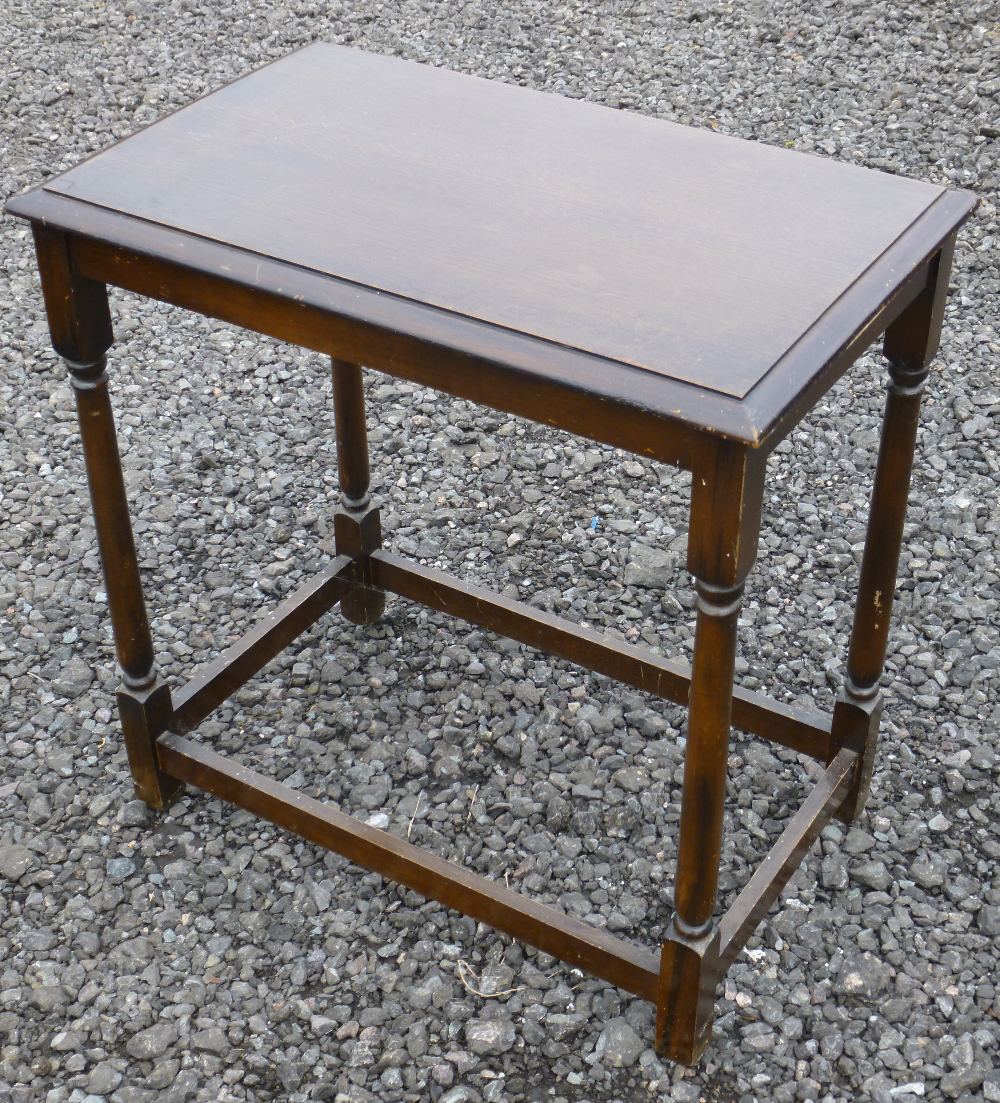 BEECH CIRCULAR COFFEE TABLE WITH INCISED ARCH AND FOLIATE DESIGN TO TOP, ON FOUR ORNATE TURNED - Image 4 of 6