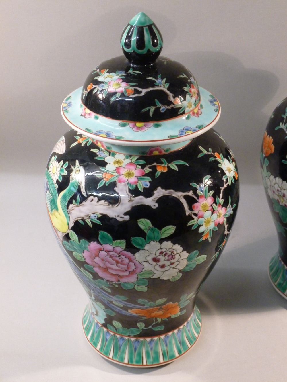 EARLY C20th PAIR OF JAPANESE IMARI COVERED VASES (H: 36.5 cm, DIA: APPROX. 19 cm) - Image 2 of 5