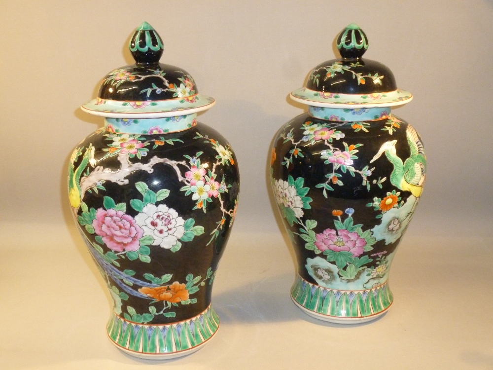 EARLY C20th PAIR OF JAPANESE IMARI COVERED VASES (H: 36.5 cm, DIA: APPROX. 19 cm)