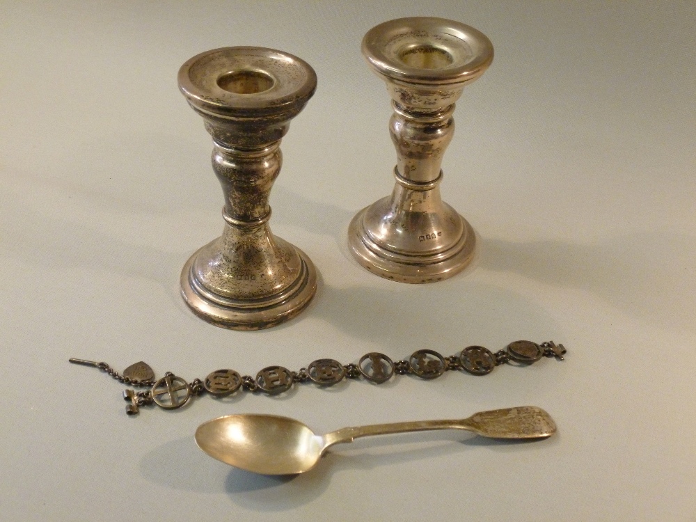 PAIR OF SILVER CANDLESTICKS WITH FILLED BASES, LONDON 1919 (UNCLEAR MAKER'S MARK) (H: 11 cm), SILVER