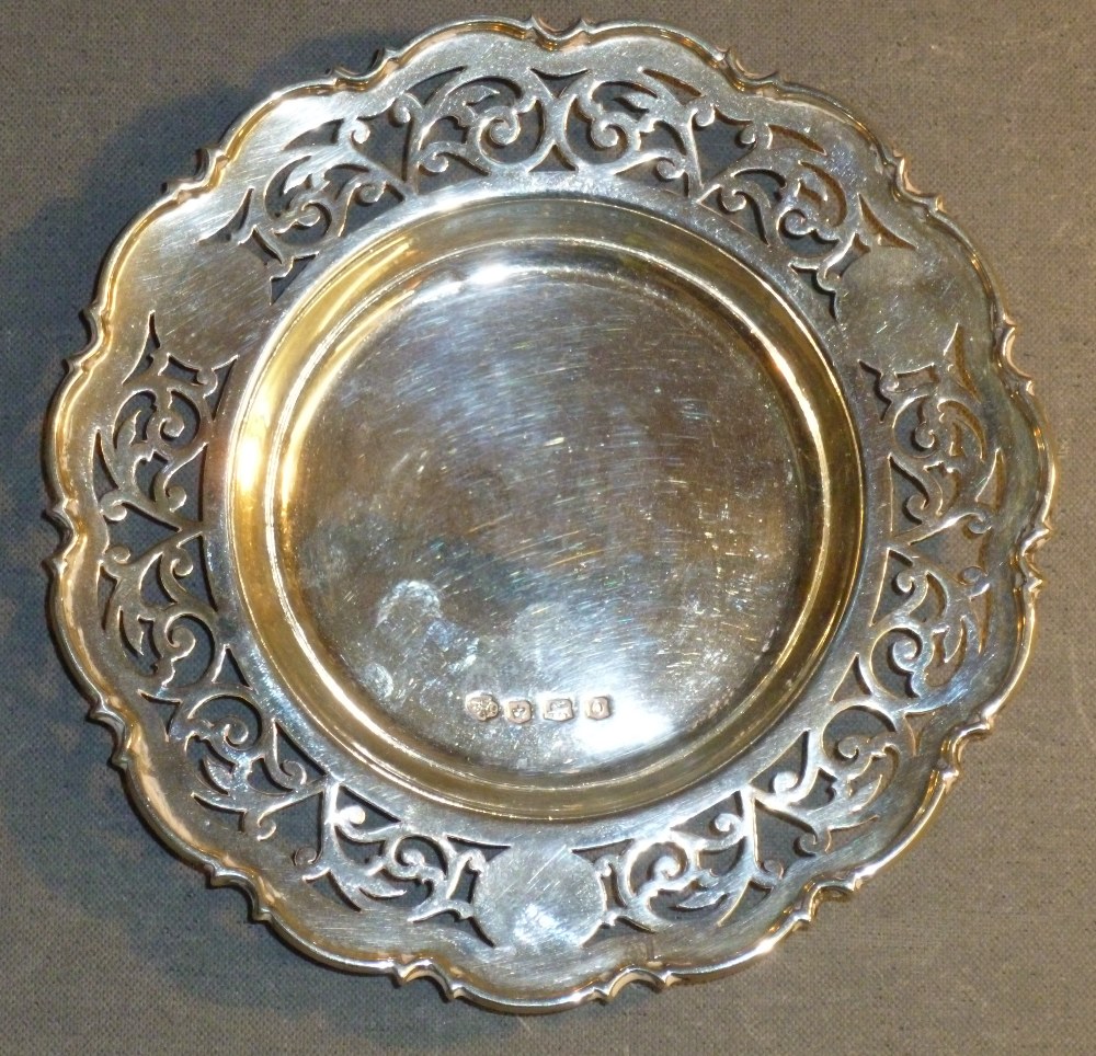 SILVER DISH WITH SCROLL AND PIERCED RIM OF FOLIATE DESIGN, SHEFFIELD 1931, 104g (DIA:     14 cm), - Image 4 of 22