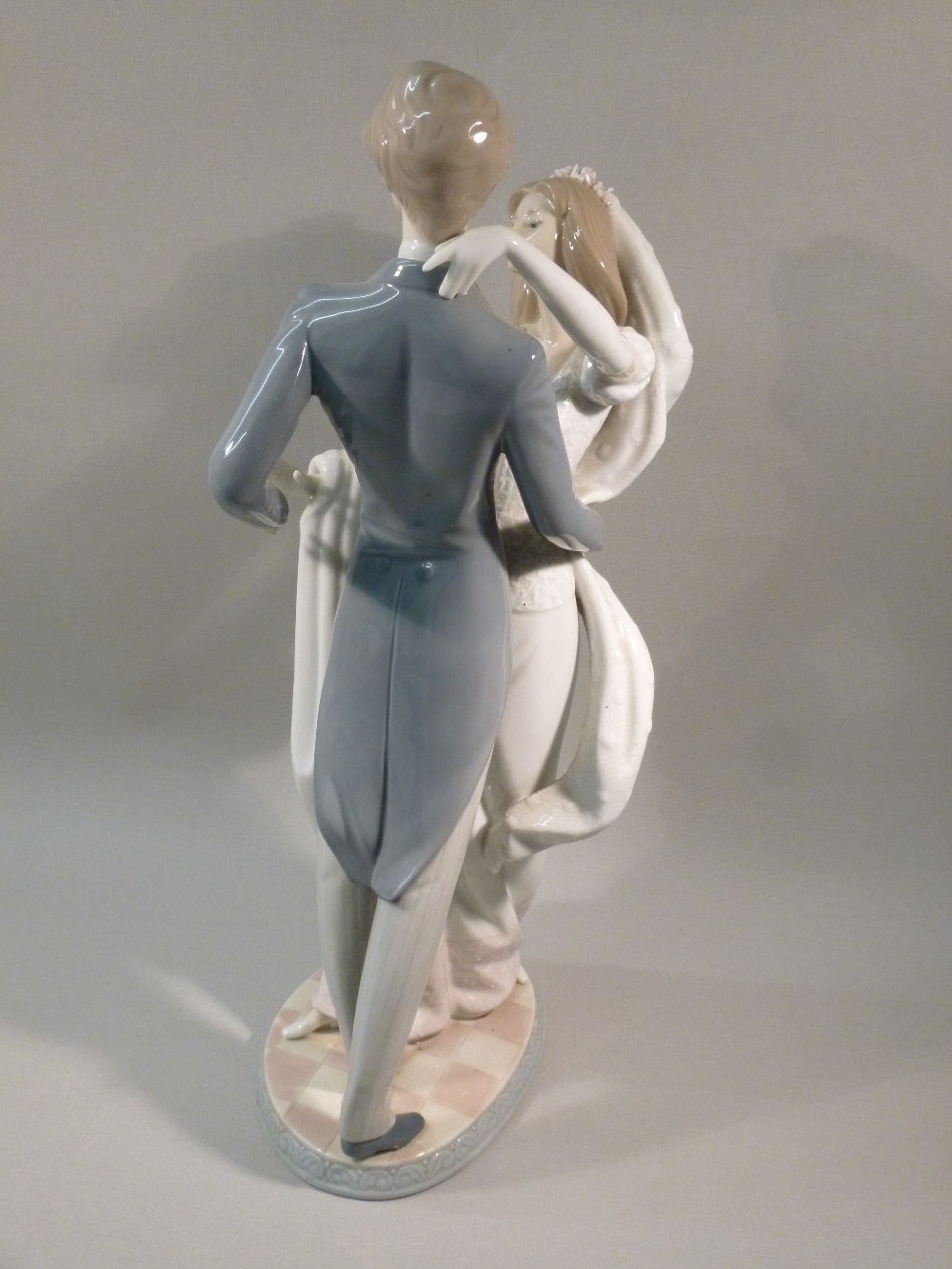 LARGE LLADRO FIGURE 'BRIDE & GROOM' 1528 (H: 37 cm) - Image 2 of 4