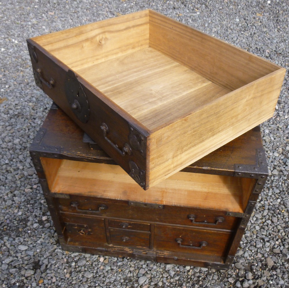 SMALL JAPANESE CHEST OF DRAWERS - Image 3 of 6