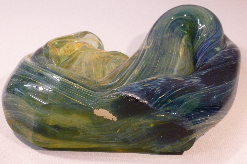 FOUR PIECES OF COLOURED GLASS INC. MDINA WAVE PATTERN SCULPTURE (H: 22 cm), MURANO POODLE (H: 25 - Image 10 of 10