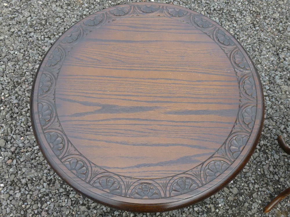 BEECH CIRCULAR COFFEE TABLE WITH INCISED ARCH AND FOLIATE DESIGN TO TOP, ON FOUR ORNATE TURNED - Image 3 of 6