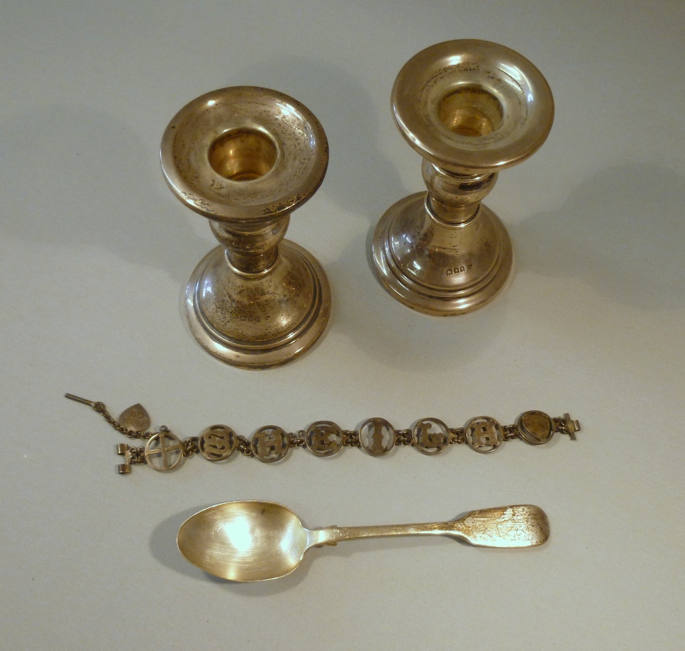 PAIR OF SILVER CANDLESTICKS WITH FILLED BASES, LONDON 1919 (UNCLEAR MAKER'S MARK) (H: 11 cm), SILVER - Image 2 of 4