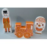 THREE 1970's CARLTON WARE MONEY BOXES COMPRISING A BEEFEATER (H: 22 cm), AN ORANGE AND RED