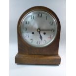 1920's/30's OAK EIGHT DAY MANTLE CLOCK (H: 30 cm, W: 24 cm)