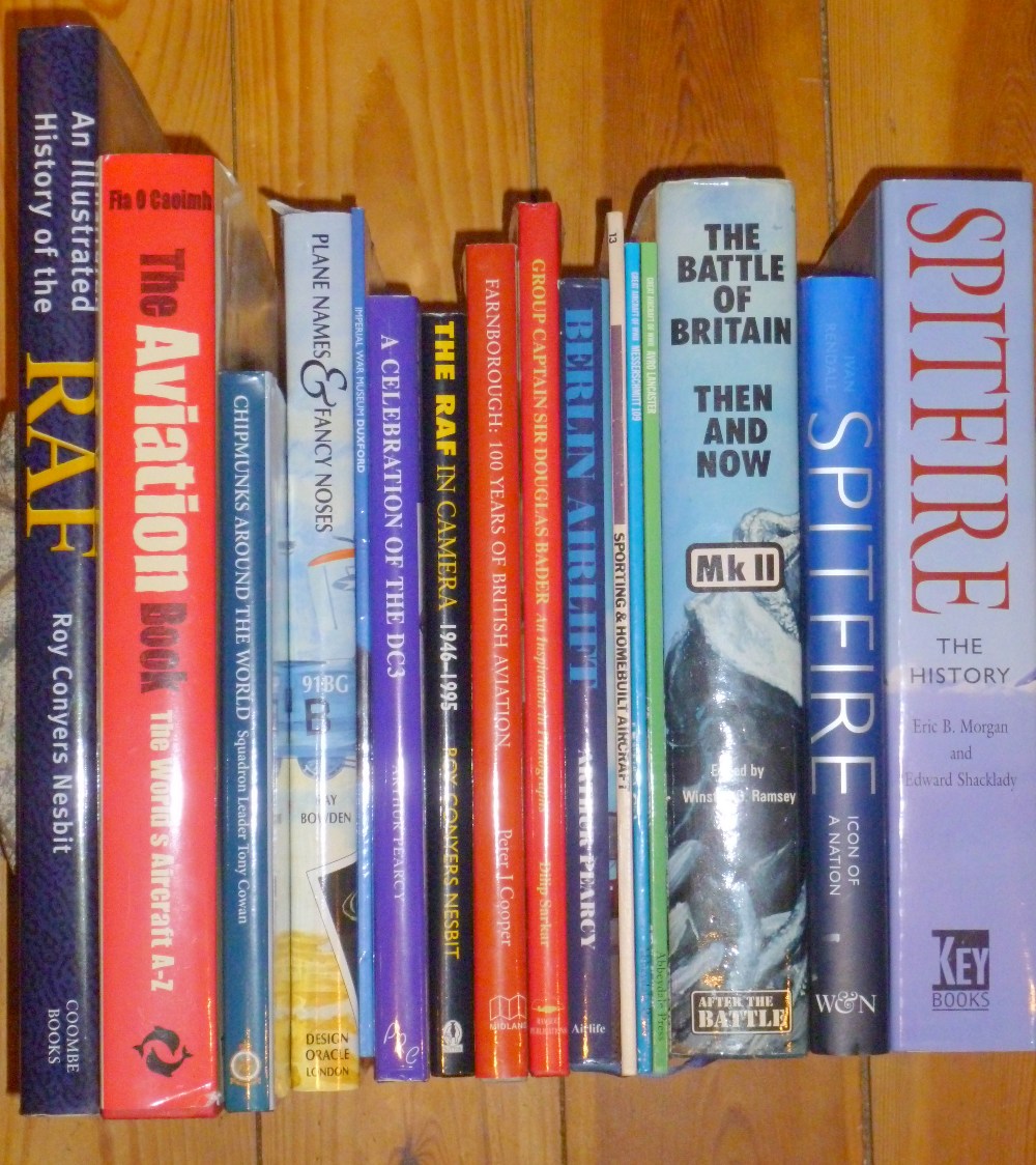 LARGE QUANTITY OF HISTORIC AVIATION BOOKS, MOSTLY HARDBACK INCLUDING JANE'S ALL THE WORLD'S AIRCRAFT - Bild 3 aus 7