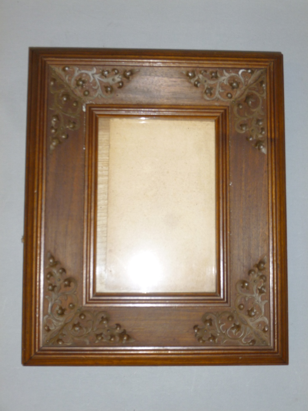 ITALIAN WALNUT MOULDED RECTANGULAR FRAME WITH PIERCED FLORAL BRASS SPANDRELS (24.5 cm x 20.4 cm - Bild 2 aus 9