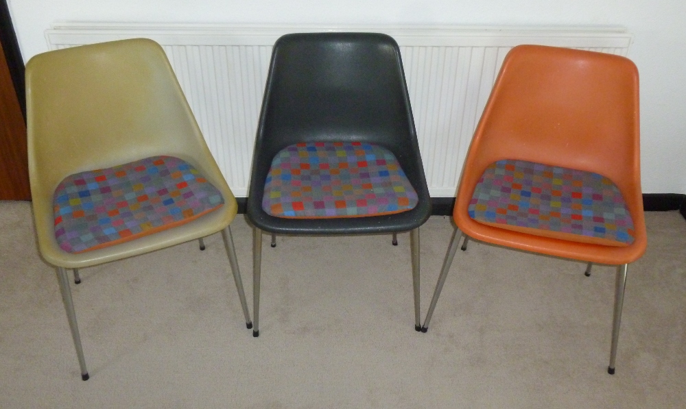 THREE ROBIN DAY DESIGNED HILLE POLYPROPYLENE CHAIRS IN ORANGE, BLACK AND GREY/BEIGE (73 cm x 46 cm x