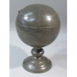 C20th JAPANESE PEWTER NOVELTY GLOBE TABACCO CANISTER, HUIKEE SWATON (H: 15.2 cm)