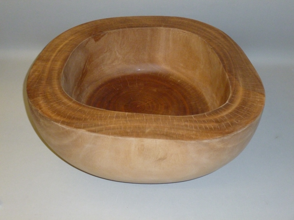AUSTRALIAN CRAFTED HUON ? HARDWOOD TURNED AND SHAPED CIRCULAR BOWL (H: 19.5 cm, W: 48.5 cm OVERALL) - Bild 4 aus 9