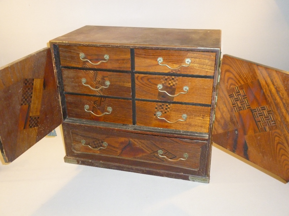 MEIJI PERIOD JAPANESE INLAID OAK TABLE CABINET, TWO PANELLED DOORS ENCLOSING SIX DRAWERS WITH A