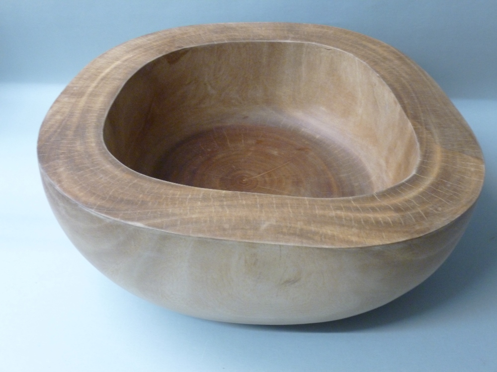 AUSTRALIAN CRAFTED HUON ? HARDWOOD TURNED AND SHAPED CIRCULAR BOWL (H: 19.5 cm, W: 48.5 cm OVERALL) - Bild 3 aus 9