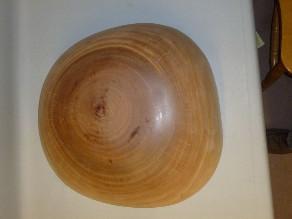 AUSTRALIAN CRAFTED HUON ? HARDWOOD TURNED AND SHAPED CIRCULAR BOWL (H: 19.5 cm, W: 48.5 cm OVERALL) - Bild 8 aus 9