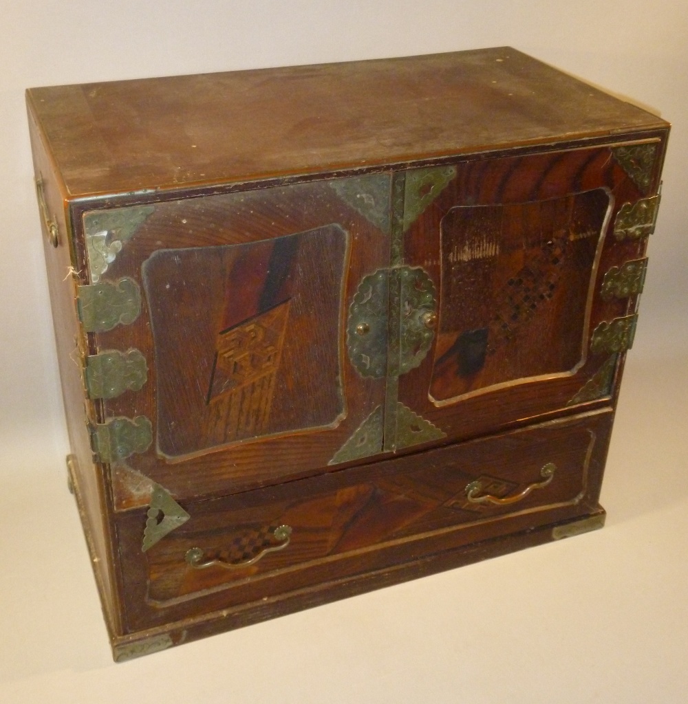MEIJI PERIOD JAPANESE INLAID OAK TABLE CABINET, TWO PANELLED DOORS ENCLOSING SIX DRAWERS WITH A - Bild 6 aus 9