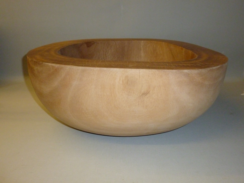 AUSTRALIAN CRAFTED HUON ? HARDWOOD TURNED AND SHAPED CIRCULAR BOWL (H: 19.5 cm, W: 48.5 cm OVERALL) - Bild 5 aus 9