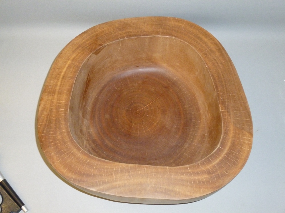 AUSTRALIAN CRAFTED HUON ? HARDWOOD TURNED AND SHAPED CIRCULAR BOWL (H: 19.5 cm, W: 48.5 cm OVERALL) - Bild 6 aus 9